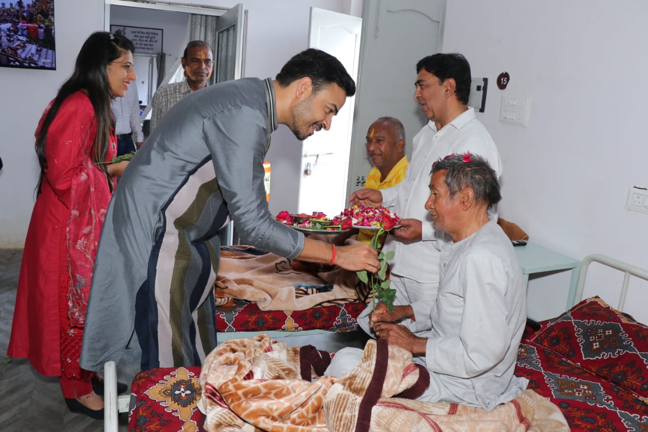 Volunteers spending time with elders at Shakuntala Sadan